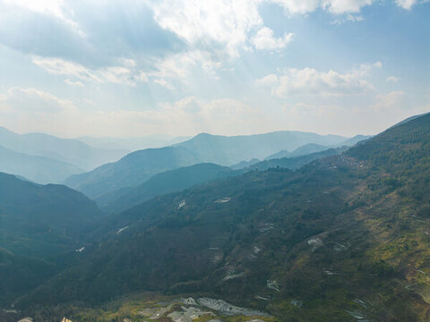 云層下的山巒