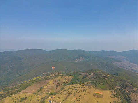 航拍山上的園林牧場(chǎng)田園風(fēng)光