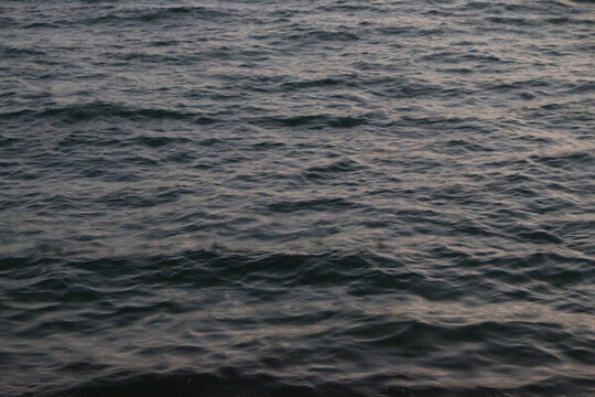 海面波光粼粼
