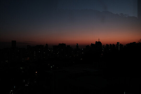城市夜空中的寂靜之美