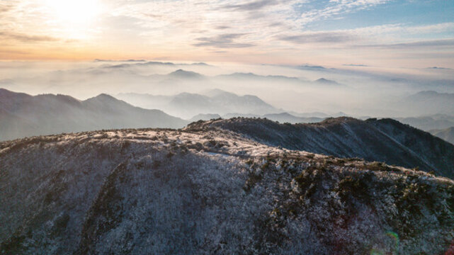 云霧繚繞的龍王山