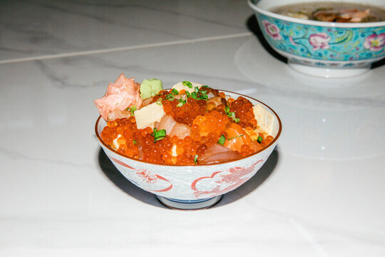 三文魚(yú)魚(yú)籽蓋澆飯