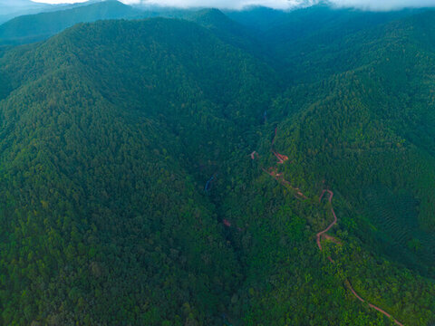 航拍山脈山林