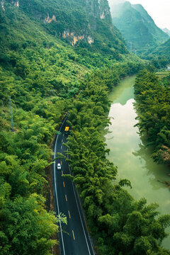 山間河流竹林和公路