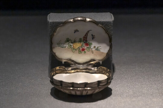 銀胎畫琺瑯花蝶紋貝殼盒