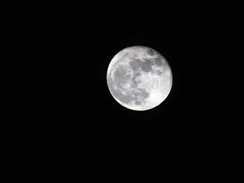 夜空中的皎潔明月