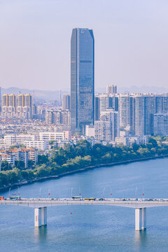 廣西柳州文昌大橋與保利大廈