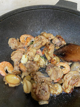鮑魚(yú)蝦燜雞煲