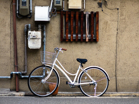 日本街頭巷弄中的自行車