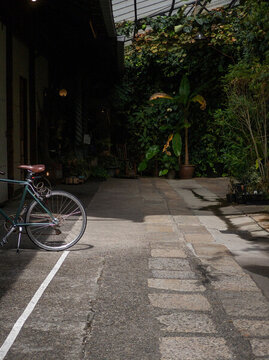 日本街頭巷弄中的自行車