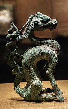 銅坐龍