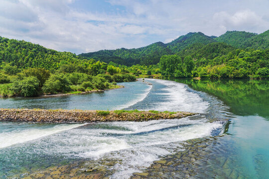 安徽山區(qū)的森林河流古村落