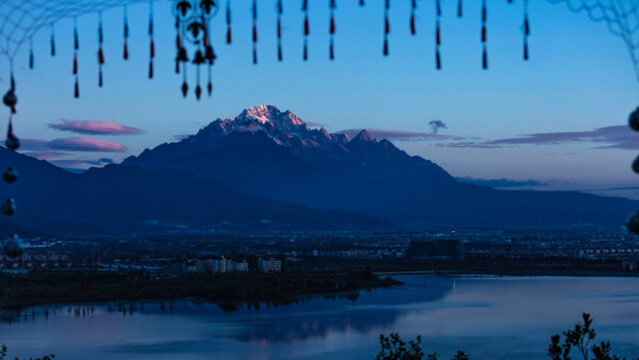 云南玉龍雪山日照金山