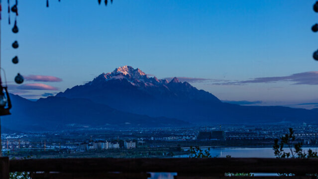 玉龍雪山日照金山
