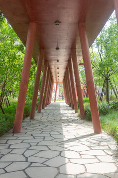 杭鋼公園紅柱廊下的石板路