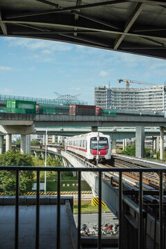 廣州地鐵四號線蕉門站列車進(jìn)站