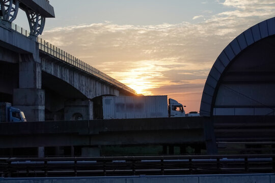 黃昏下的路橋