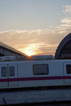 地鐵列車經(jīng)過