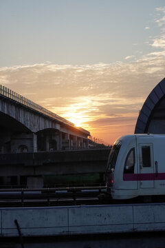 地鐵列車經(jīng)過