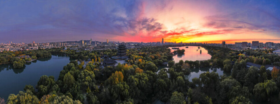 山東濟(jì)南大明湖航拍秋季晚霞風(fēng)光