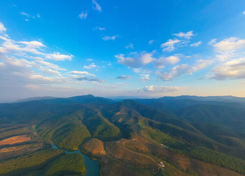 航拍山間水庫自然風(fēng)光