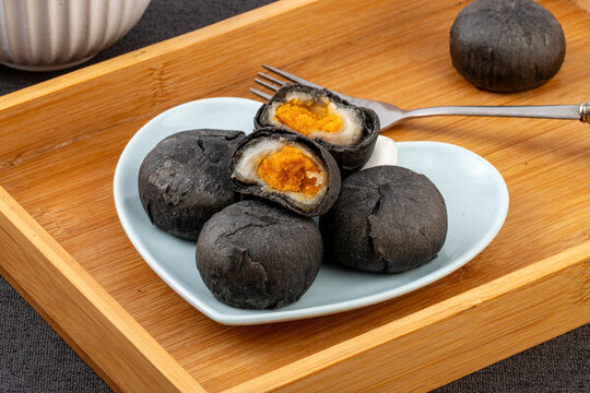 黑金蛋黃酥