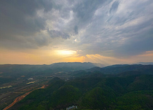 航拍山脈夕陽晚霞自然風(fēng)光