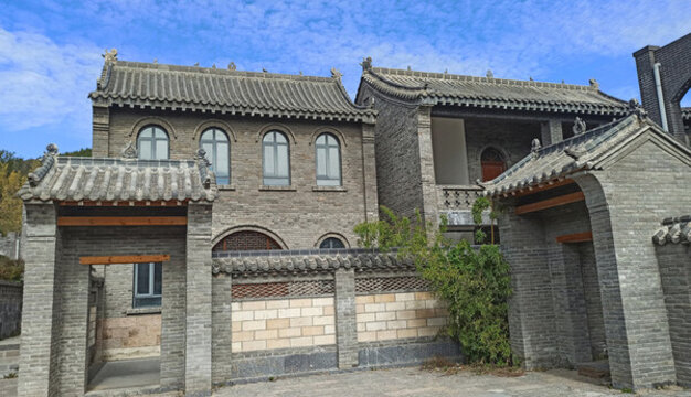 高大的青磚瓦房建筑群