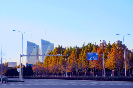 北京秋天街道景色未來(lái)科學(xué)城濱河大道
