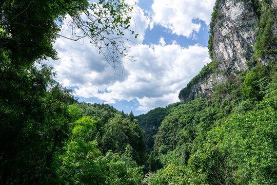 藍(lán)天白云下的大山峽谷