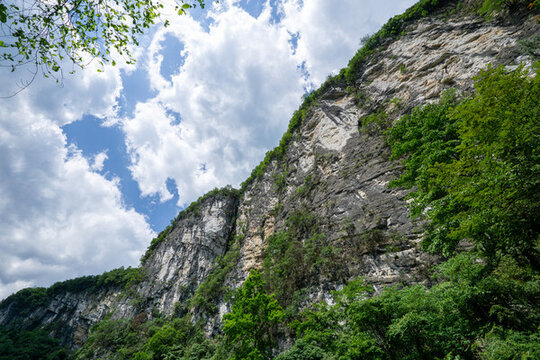 藍(lán)天白云下的大山峽谷
