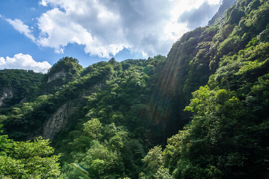 藍(lán)天白云下的大山峽谷