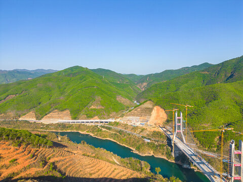 航拍建設(shè)中的西雙版納神秘谷大橋
