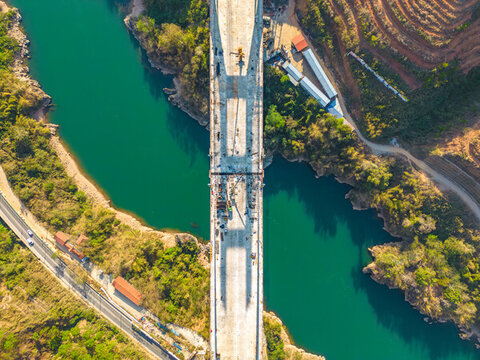 航拍建設(shè)中的西雙版納神秘谷大橋