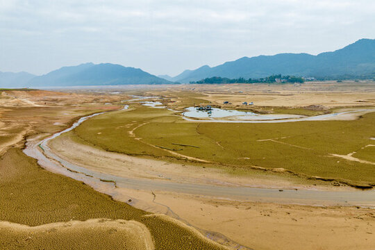 中國桂林靈川青獅潭水庫干涸景觀