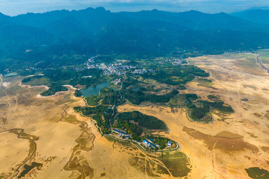 中國(guó)桂林靈川青獅潭水庫(kù)干涸景觀