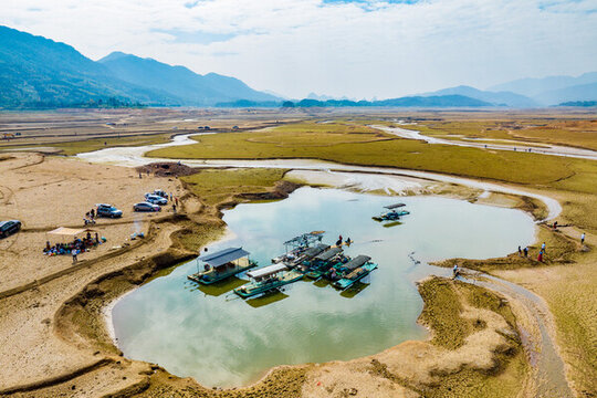 中國桂林靈川青獅潭水庫干涸景觀