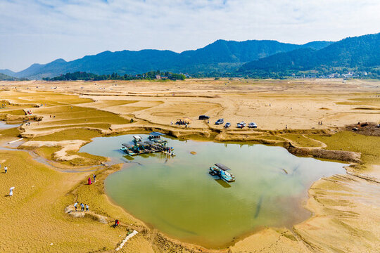 中國(guó)桂林靈川青獅潭水庫(kù)干涸景觀