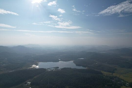 藍(lán)天白云大山湖泊
