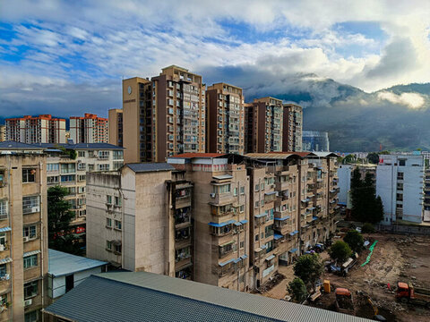 清晨暖陽灑滿居民樓小區(qū)樓房建筑
