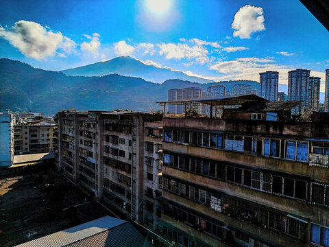 頭頂陽光小高層小區(qū)陰影
