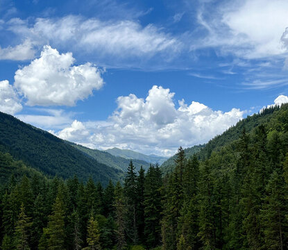藍天白云高山