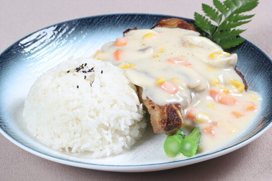 白汁豬排飯