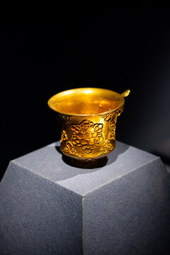 掐絲團(tuán)花紋金杯