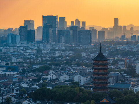 航拍夕陽下蘇州古城區(qū)北寺塔高新區(qū)同框