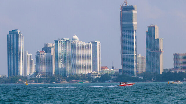 泰國(guó)芭提雅海邊高樓大廈
