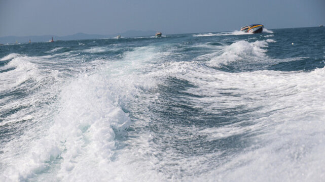 海浪沖鋒舟