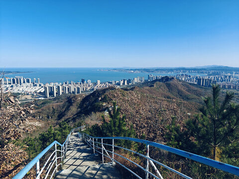 山頂俯瞰海濱城市