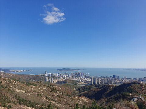 山頂俯瞰威海城市風(fēng)光