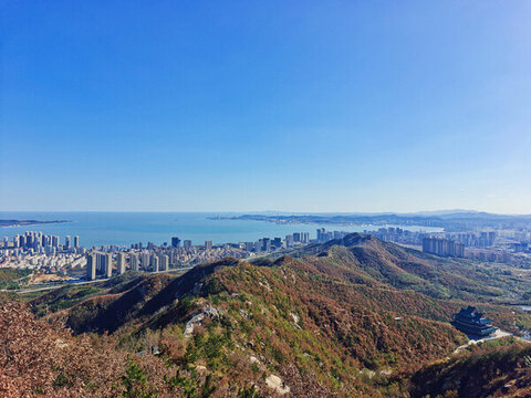 山頂俯瞰威海城市風(fēng)光